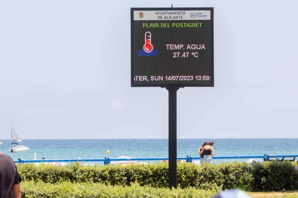 El dispositivo que mide la temperatura del agua en la playa del Postiguet de Alicante marcando más de 27 grados al mediodía.