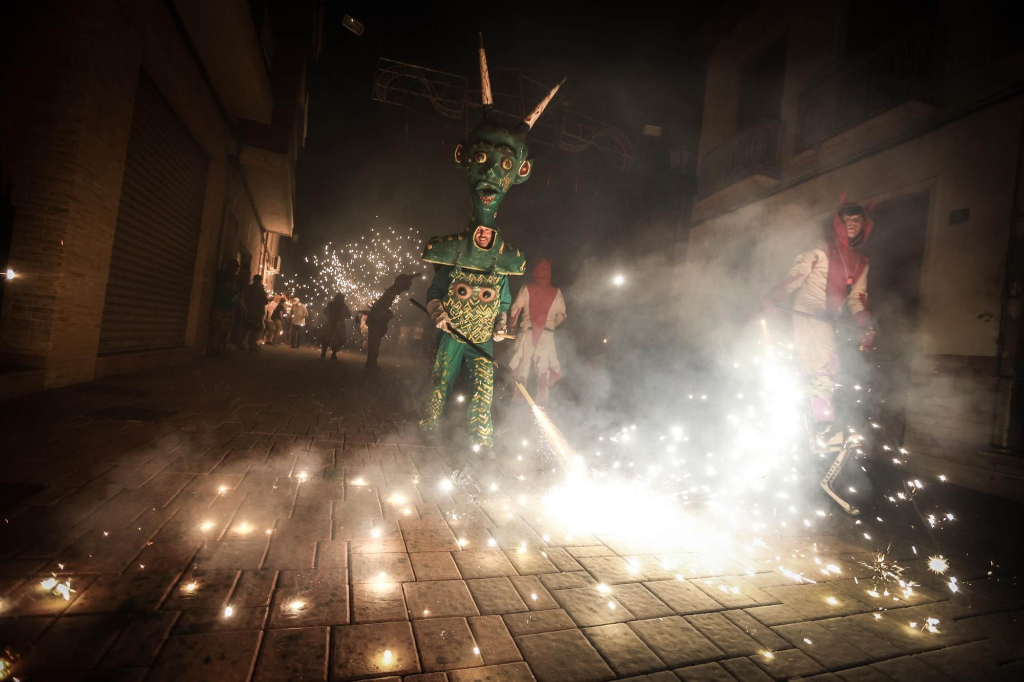 Correfocs y la hoguera más madrugadora arrancan el mejor ambiente de las fiestas patronales de Rojales
