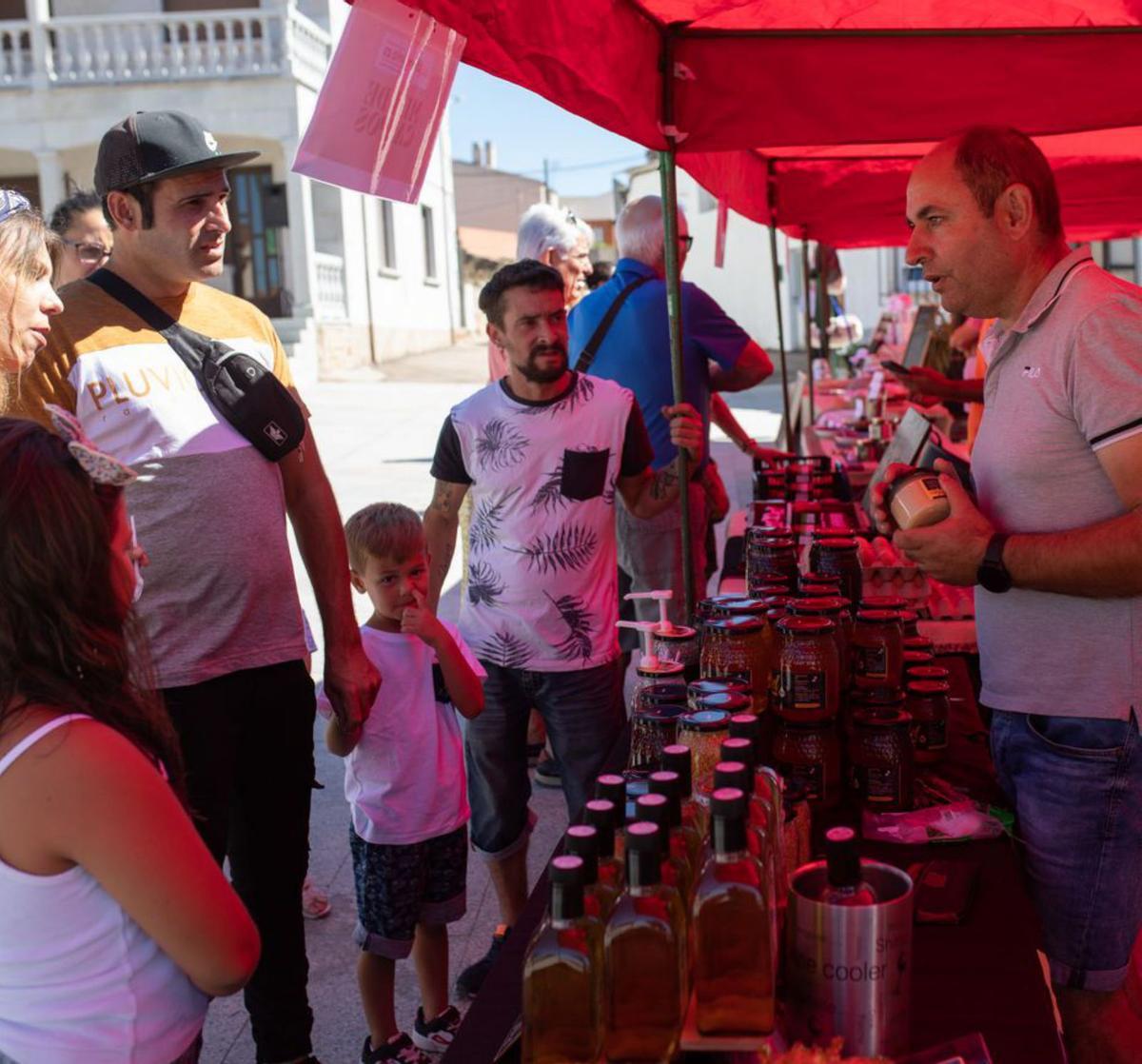 Un maestro quesero llevó sus productos a la feria de Pereruela. | Emilio Fraile
