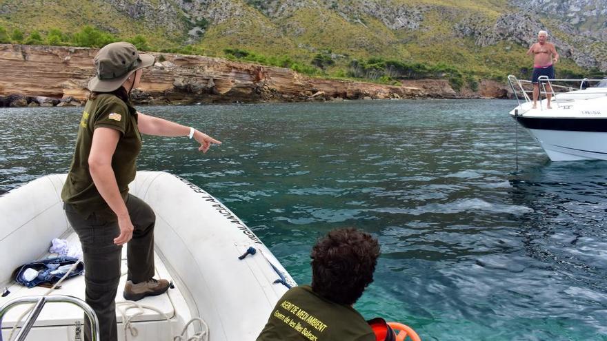 Dos agentes medioambientales sancionan a un patrón.