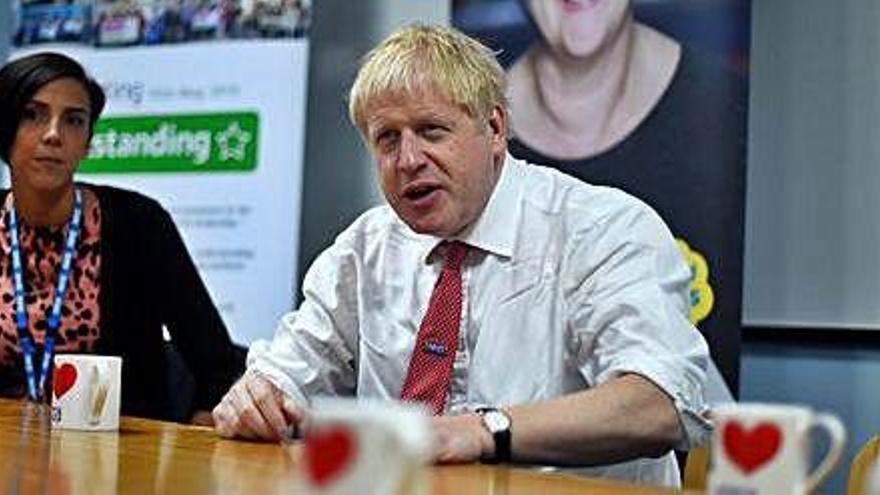 Johnson, que va visitar ahir un hospital a Watford, va demanar una resposta a la UE