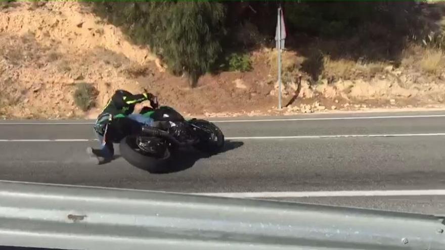 Un motorista se sale en una curva en La Carrasqueta y arrolla varias motos estacionadas