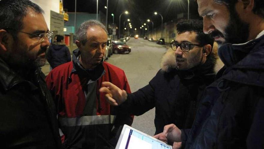 Momento en que se procedió al encendido del nuevo alumbrado de O Pousadoiro. // Iñaki Abella