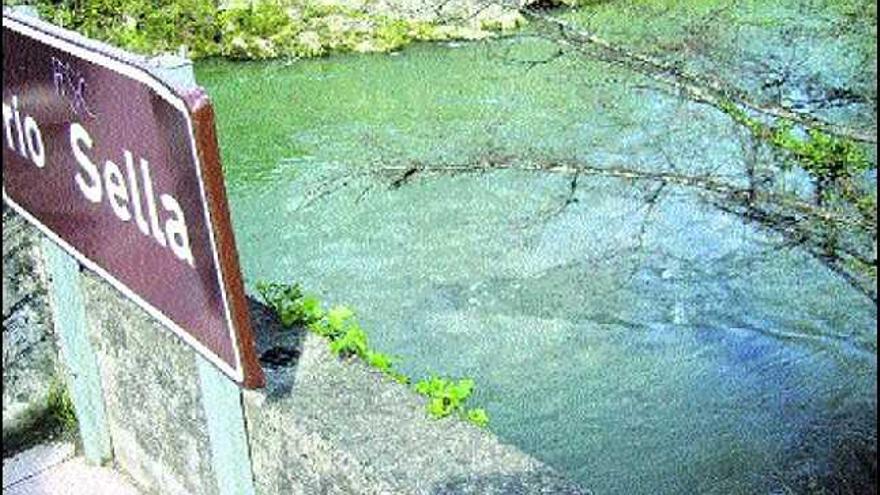 Manchas de gasóleo en el Sella, junto al «puente romano» de Cangas de Onís.