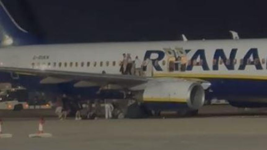 Los pasajeros del vuelo de Ryanair se tiran del avión en la pista del aeropuerto de Palma