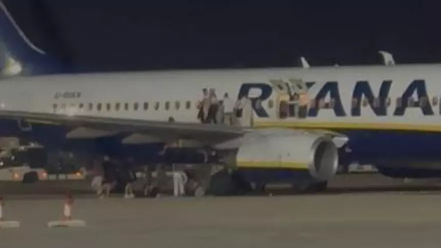 Los pasajeros del vuelo de Ryanair se tiran del avión en la pista del aeropuerto de Palma