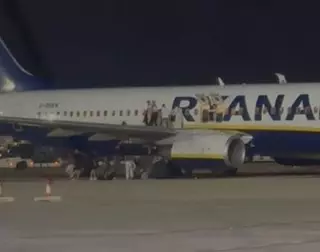 Evacuan un avión de Ryanair en el aeropuerto de Palma por una alarma de incendio a bordo y causa 18 heridos