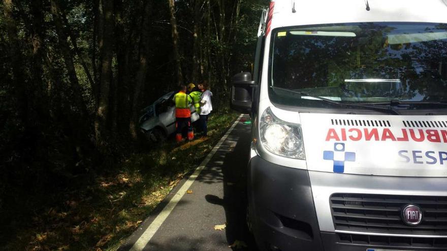 Herida una mujer al salirse de la vía y chocar con un árbol en Llanes