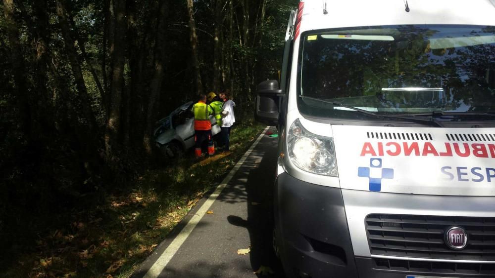 Herida una conductora al chocar con un árbol en Llanes