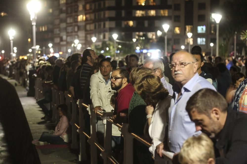 Espectáculo pirotécnico en las fiestas de Begoña, en Gijón.