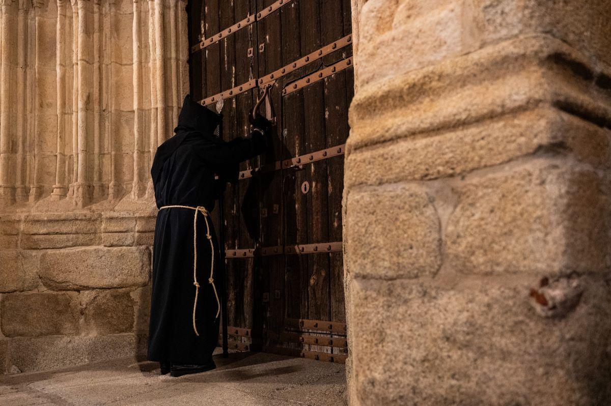 El Cristo Negro: la procesión cacereña que sale a medianoche y que atrae a miles de personas cada Miércoles Santo