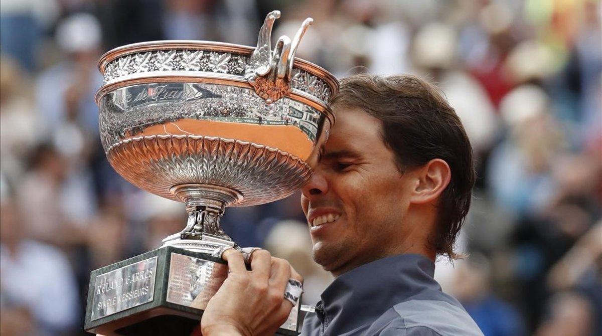 undefined48560928 spain s rafael nadal lifts the trophy as he celebrates his r190609184731 undefined48560928 spain s rafael nadal lifts the trophy as he celebrates his r190609184731