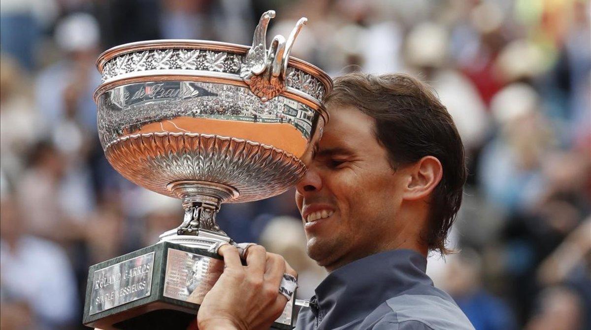 undefined48560928 spain s rafael nadal lifts the trophy as he celebrates his r190609184731