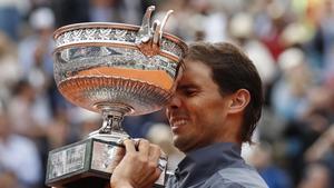 undefined48560928 spain s rafael nadal lifts the trophy as he celebrates his r190609184731