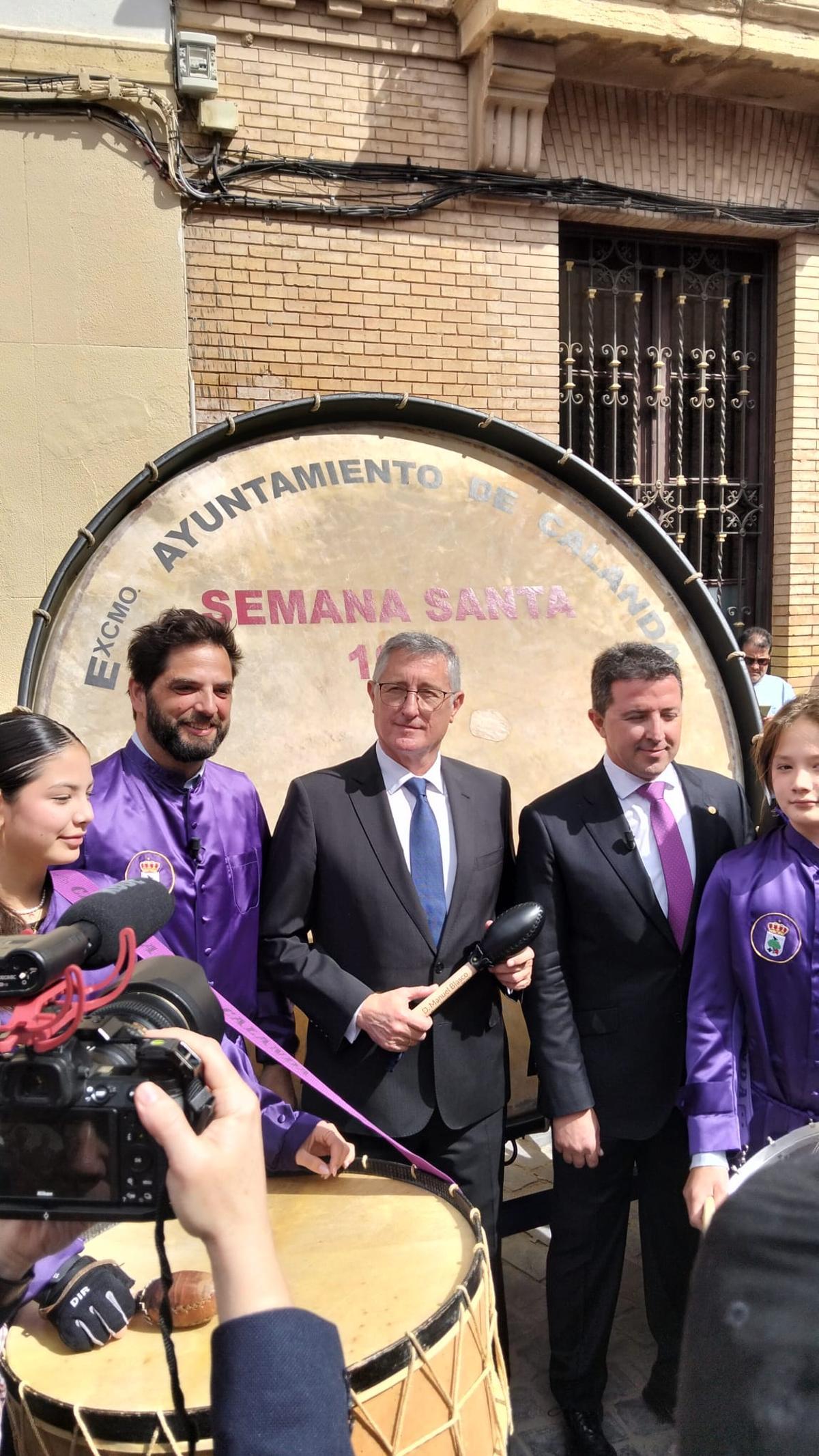 El Consejero de Medio Ambiente y Turismo de Aragón, Manuel Blasco, ha participado en la Rompida de la Hora de Calanda.