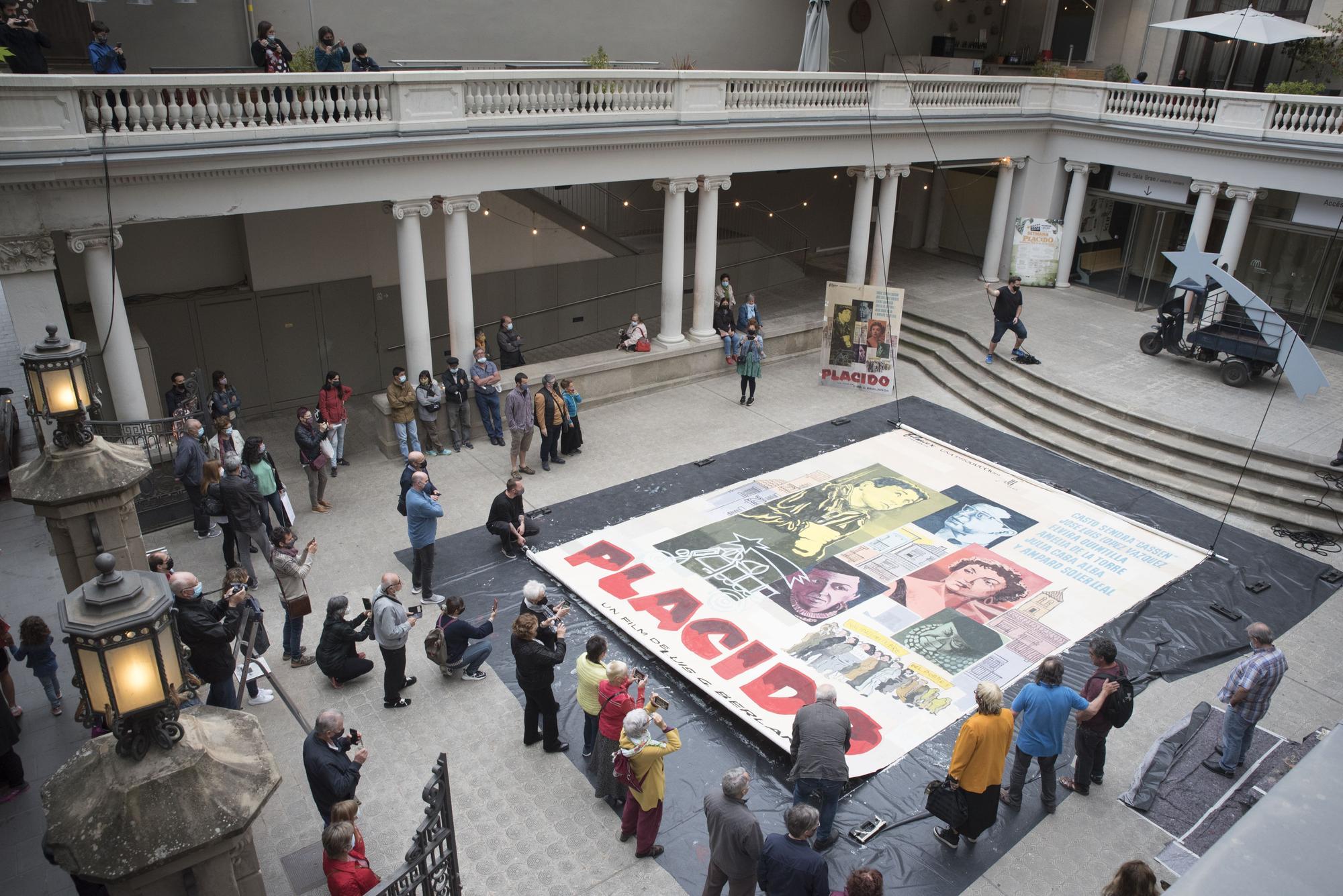 El pati del Kursaal s'omple de famílies en la pintada col·lectiva del mural gegant de «Plácido»