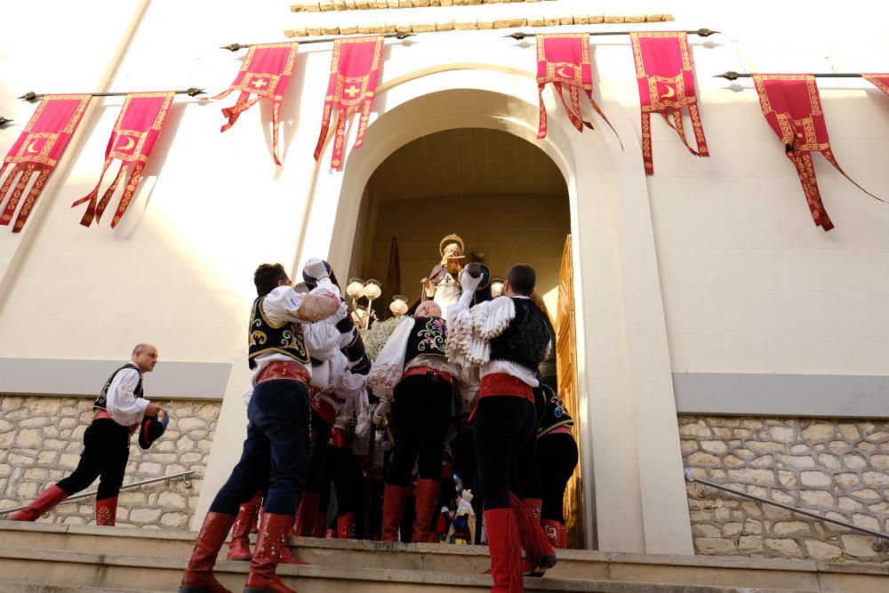 Miles de devotos festeros acompañaron al santo anacoreta en la sobria y tradicional Procesión