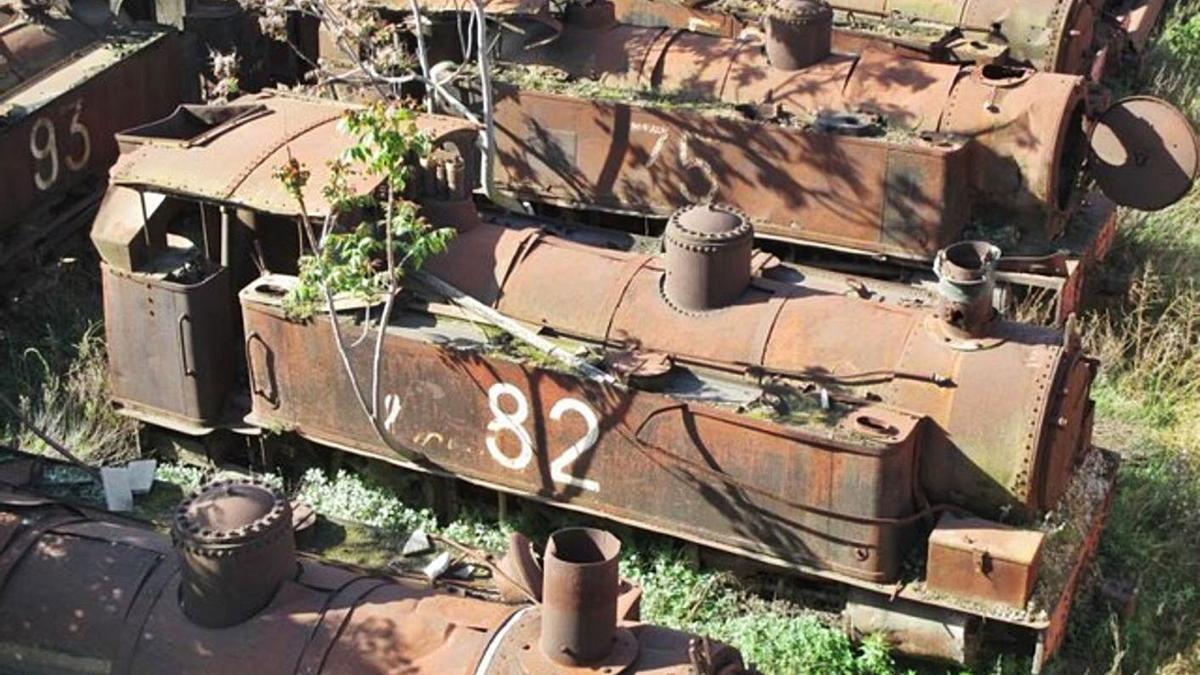 Las dos locomotoras del «trenet» permanecen en un depósito de chatarra de Zaragoza. | LEVANTE-EMV