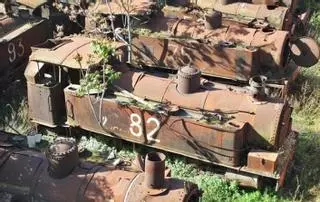 Dos locomotoras del trenet Carcaixent-Dénia se herrumbran entre chatarra