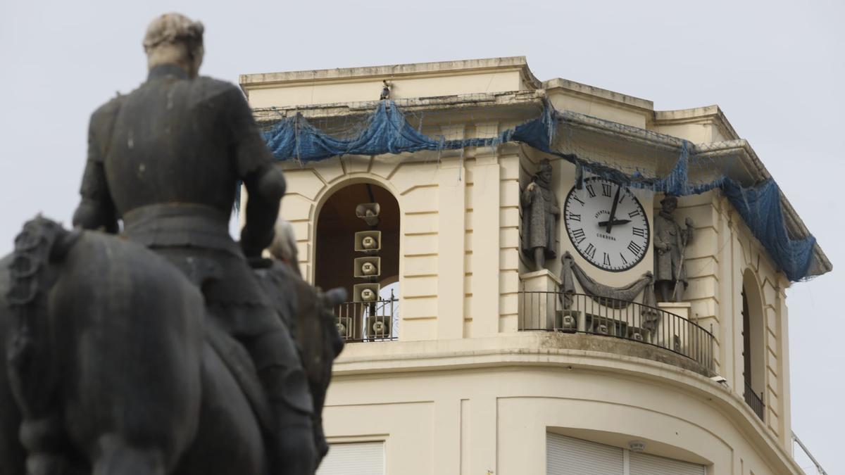 Imagen del reloj de la plazas de las Tendillas que atrasa varias horas.