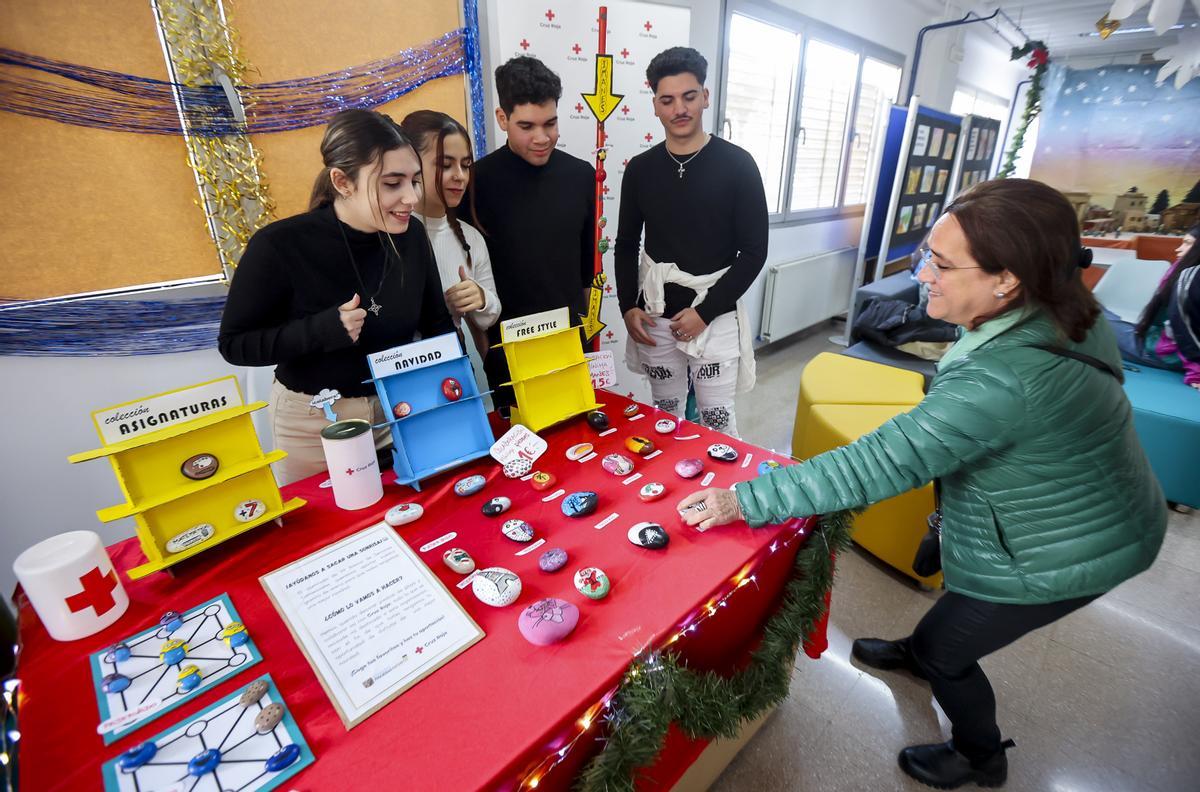 También han diseñado el stand y ofrecido su trabajo para recoger donativos