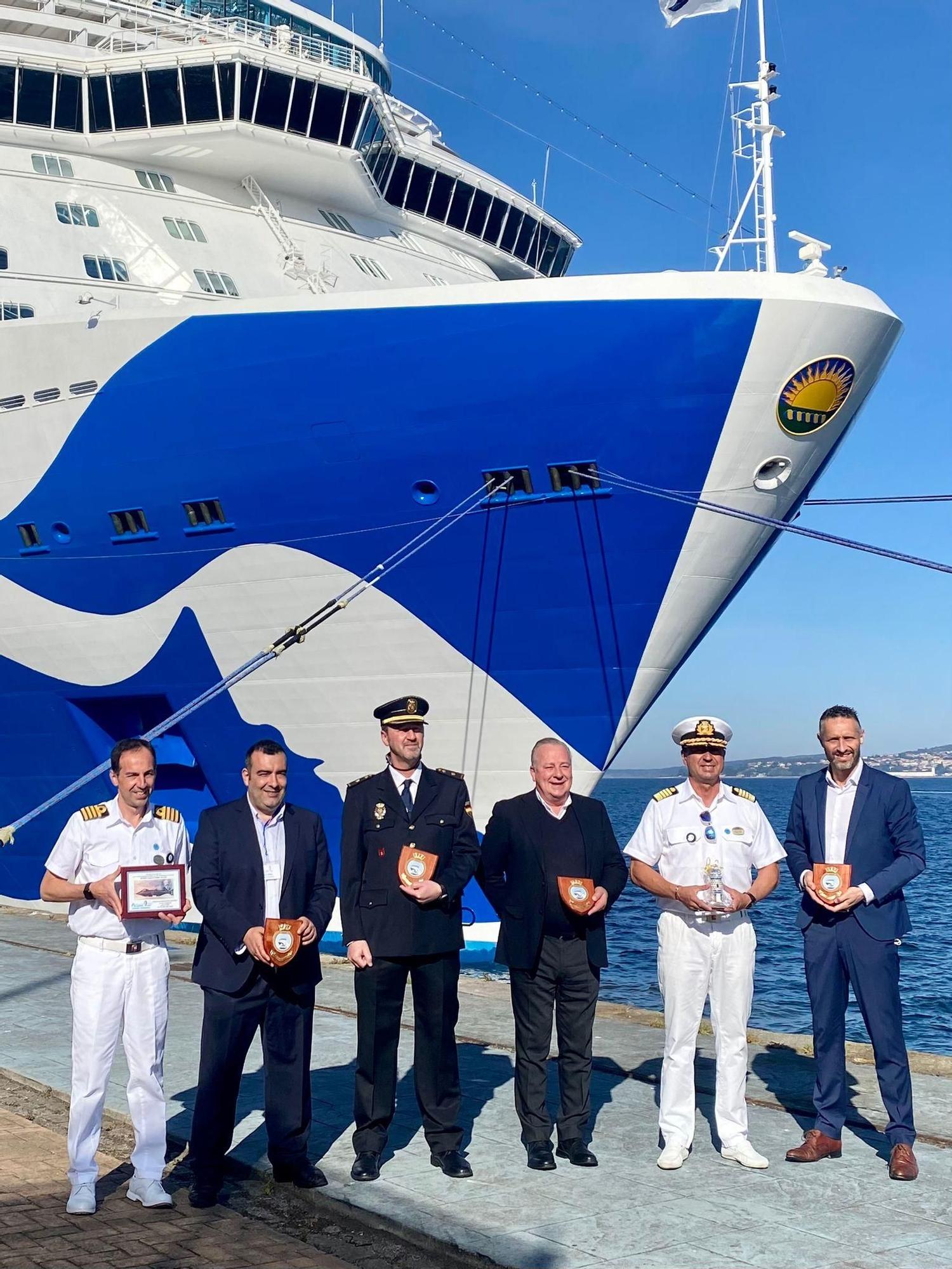 Oficiales del crucero y representantes del Puerto y de la terminal Atlantic Vigo Cruise posan ante la proa del “Enchanted Princess&quot;.