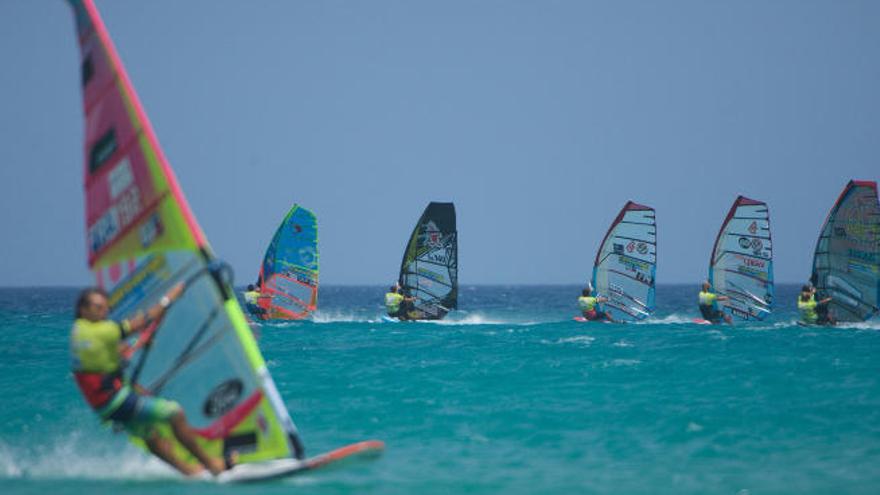 La competición de slalom tiene este domingo su última jornada en aguas de la Playa deSotavento.