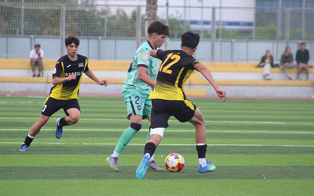 Jorge Carrasco (Roda) presiona la salida de balón de Borja Domingo (Levante), el sábado.