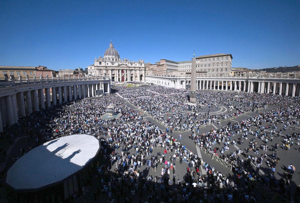 Vatican City (Vatican City State (Holy See)), 05/04/2026.- Faithful gather as Pope Leo XIV presides over the Holy Mass on Easter Sunday to deliver his Urbi et Orbi message at Saint Peter's Square in Vatican City, 05 April 2026. It is Pope Leo's first Holy Week as pontiff. (Papa) EFE/EPA/RICCARDO ANTIMIANI
