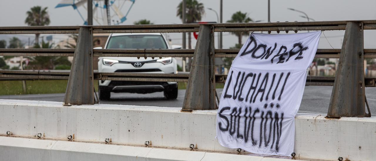 Pancarta instalada ayer por los propietarios de los apartamentos Don Pepe.