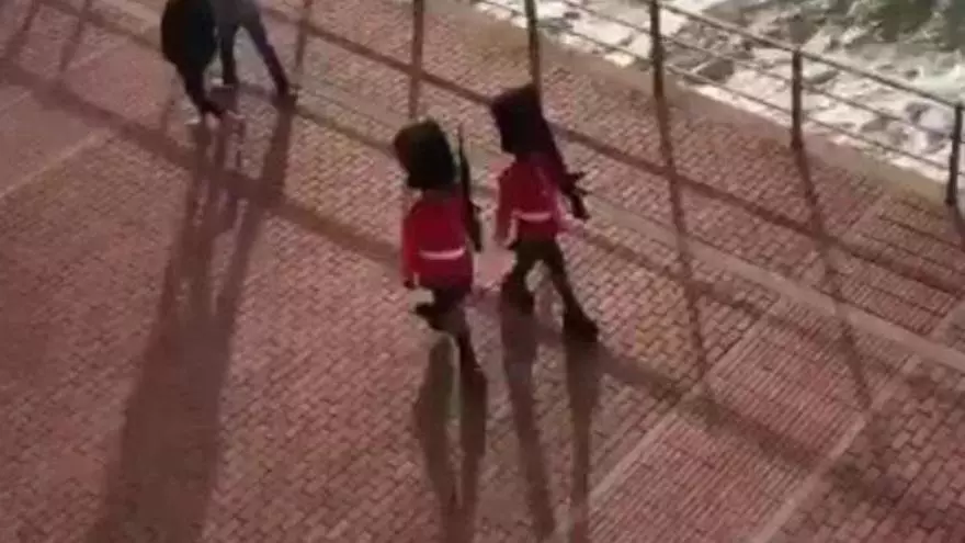 Unos 'guardias florero ingleses' se pasean por Las Canteras