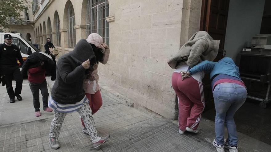Macrojuicio contra 14 claveleras por formar un grupo criminal en Palma
