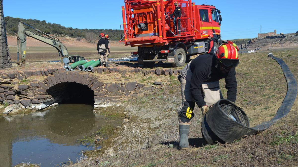 Efectivos de la UME desplegados en el embalse de Ricobayo. / E. P.