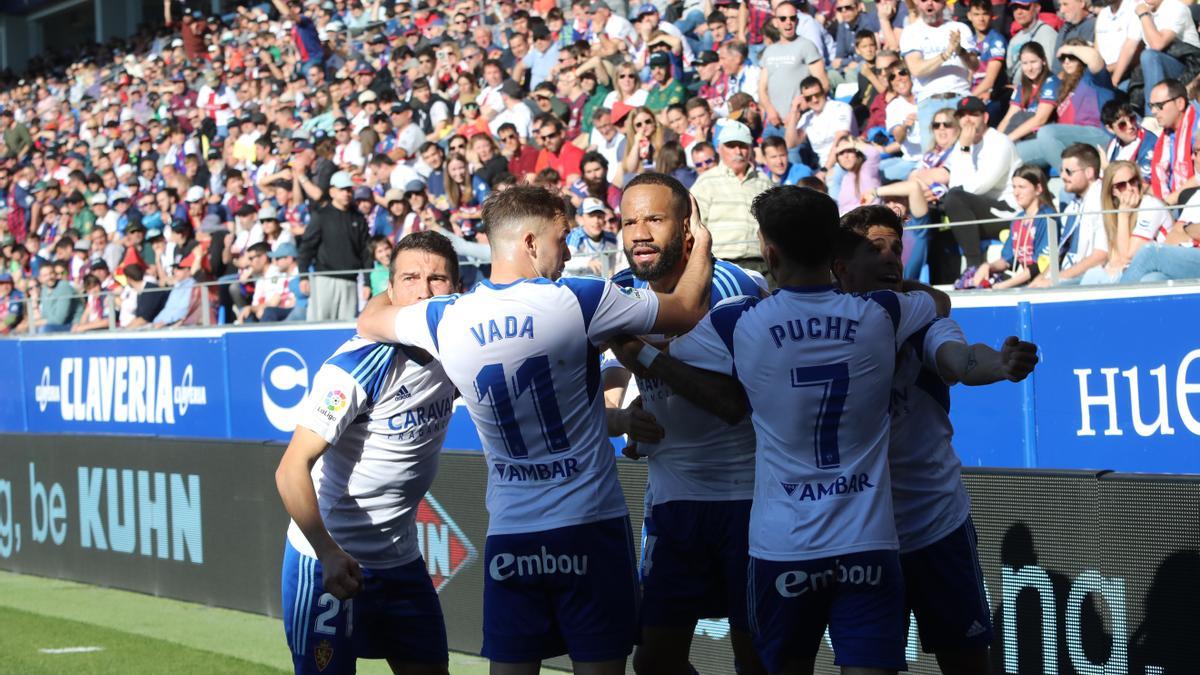 Zapater, Vada, Puche y Giuliano celebran el tanto de Bebé.