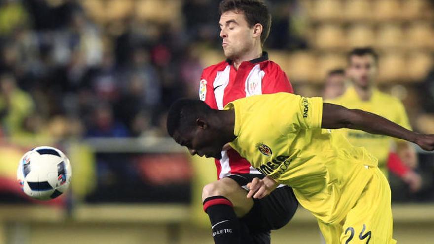 Bailly, en una acción contra el Athletic