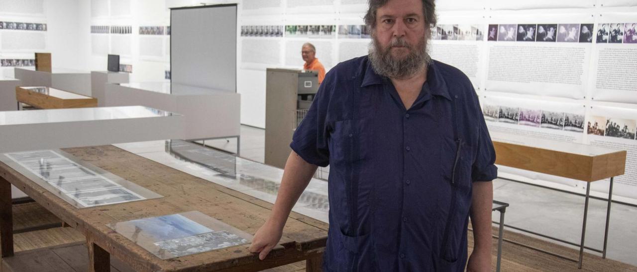 Pedro G. Romero, delante de la exposición ‘A d’Arxipèlag’ abierta en Es Baluard.