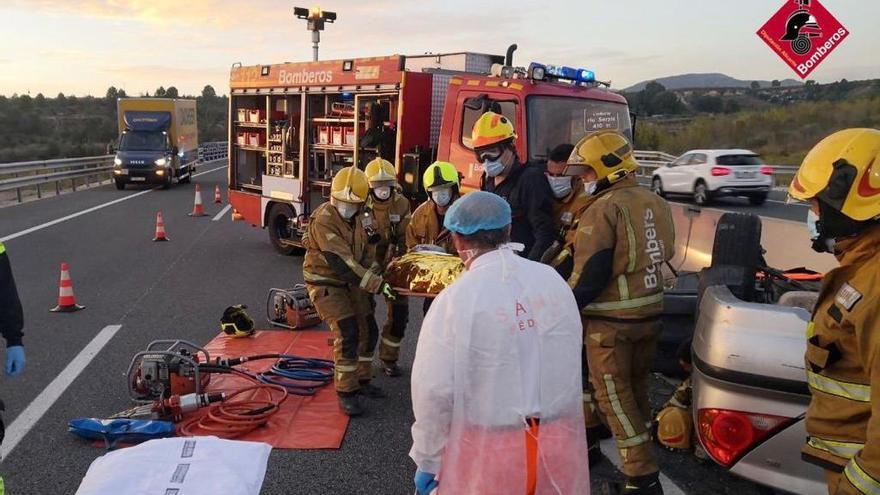 Uno de los heridos es trasladado por los Bomberos