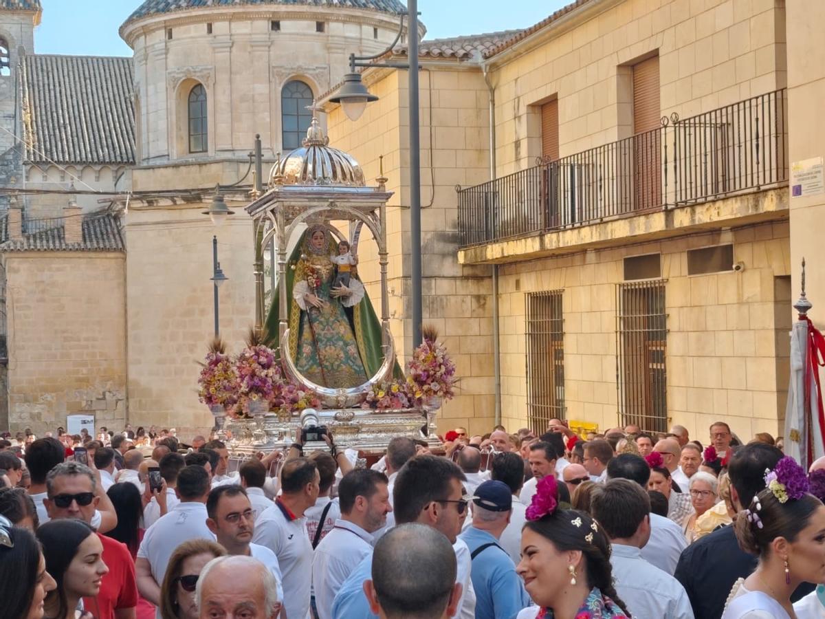 Una multitud acompaña a la Virgen de Araceli en la romería de subida
