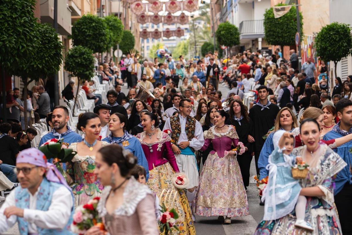 Más de 4000 personas participan en la Ofrenda Floral a la patrona con la que La Vila celebra el milagro de las Lágrimas de Santa Marta el 8 de mayo de 1653