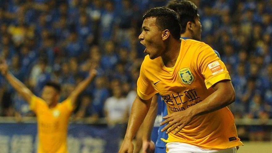 El Villarreal afrontará el fichaje del colombiano Roger Martínez