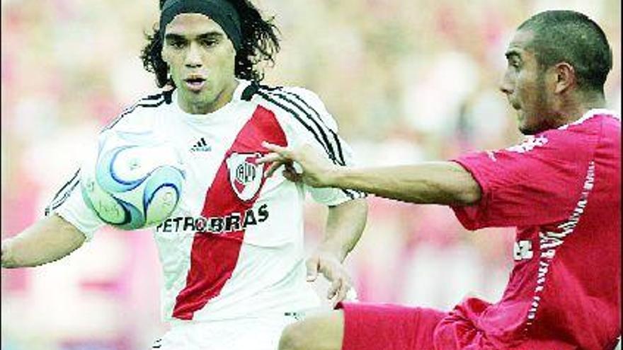 El colombiano Radamel Falcao, del River, intenta llevarse el balón ante Ricardo Moreira, de Independiente.