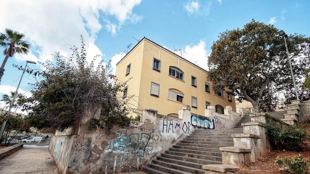 Vecinos de García Escámez solicitan alternativas para sortear las escaleras de acceso a las viviendas.