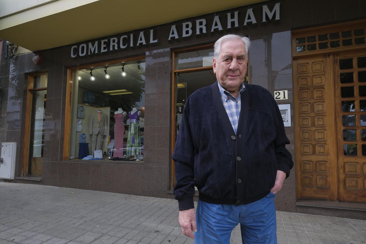 Abraham El Jaber, frente a su comercio en Arucas.