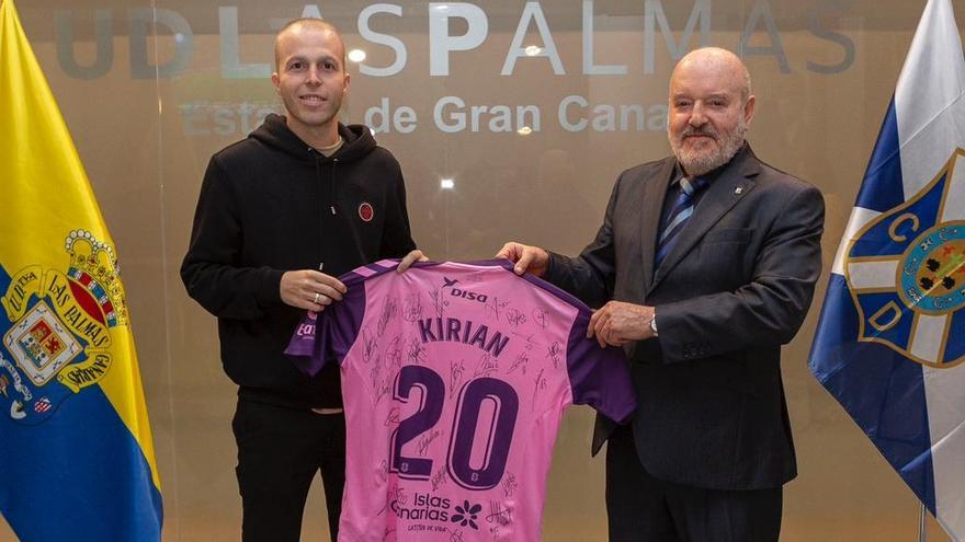Kirian Rodríguez, antes de la disputa del derbi, recibe de Miguel Concepción, presidente del Tenerife, una camiseta del club chicharrero dedicada.