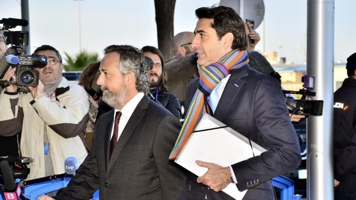 El exgerente de la Fundación Illesport, Gonzalo Bernal (derecha), este miércoles, a su llegada al juicio del 'caso Nóos'.
