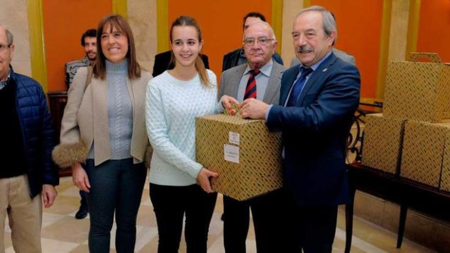 El Alcalde entrega a los donantes de sangre sus cestas de Navidad