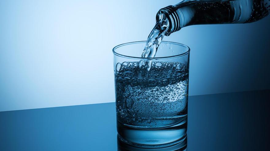 Es bueno beber agua con gas todos los días?