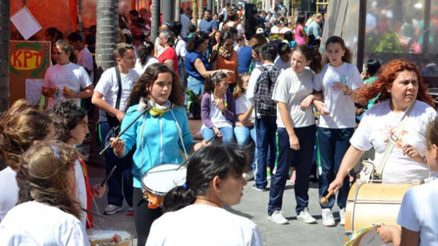 Participantes en el tercer mercadillo de &#039;Enseñar a Emprender&#039; en la avenida de Canarias de Vecindario. | yaiza socorro