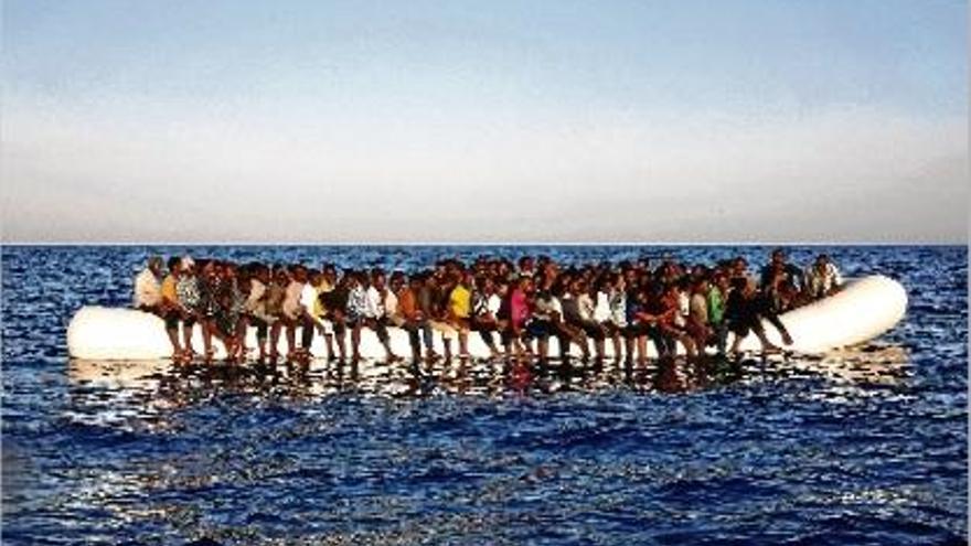 Petita embarcació plena d&#039;immigrants africans davant de la costa de Líbia, al mar Mediterrani.