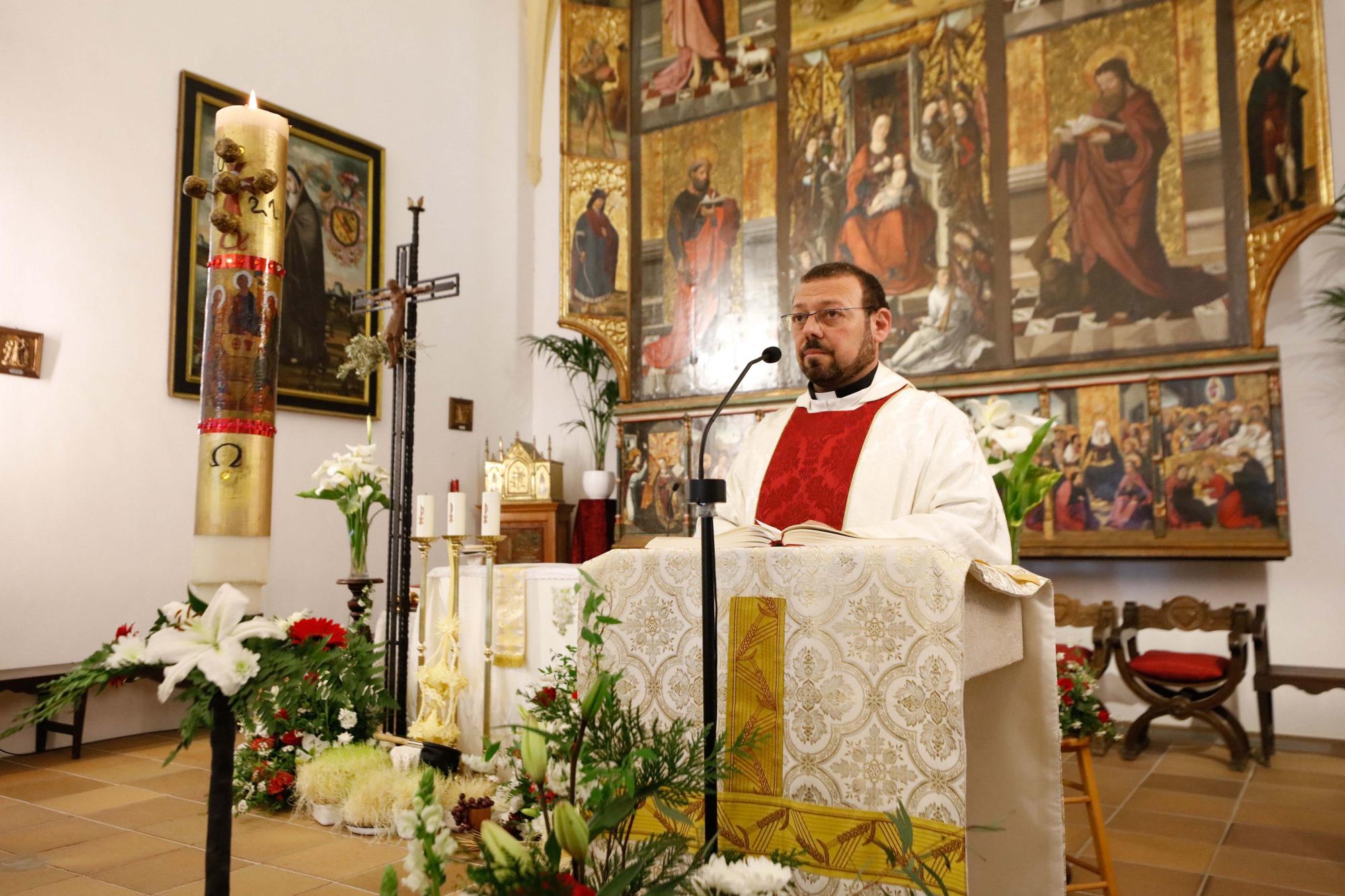 Vigilia pascual y bendición del fuego en Jesús